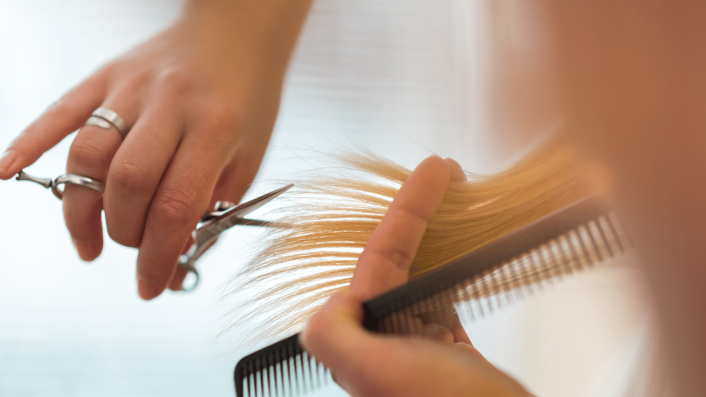 Pessoa cortando o cabelo de outra