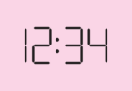 Horário 12h34 em letras de relógio digital num fundo cor de rosa