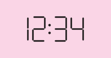 Horário 12h34 em letras de relógio digital num fundo cor de rosa