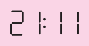 Horário 21h11 em algarismos digitais sobre um fundo cor de rosa