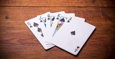 Cartas do naipe de espadas do baralho sobre uma mesa de madeira