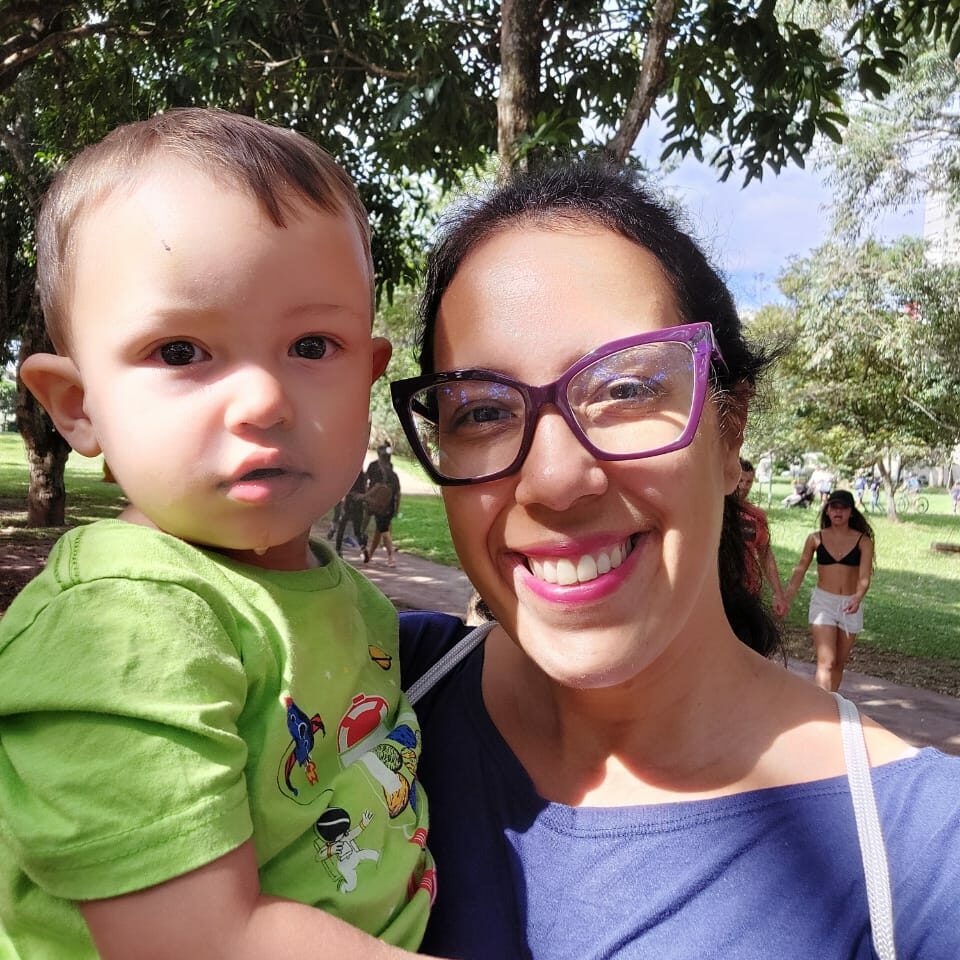 Filha e neto de Maria Elisabete em um parque