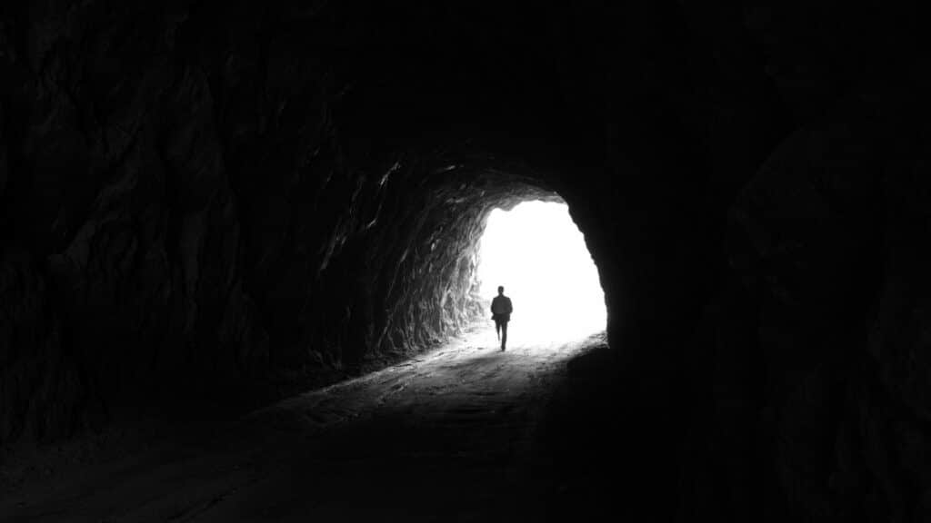 Imagem de uma pessoa entrando em uma caverna