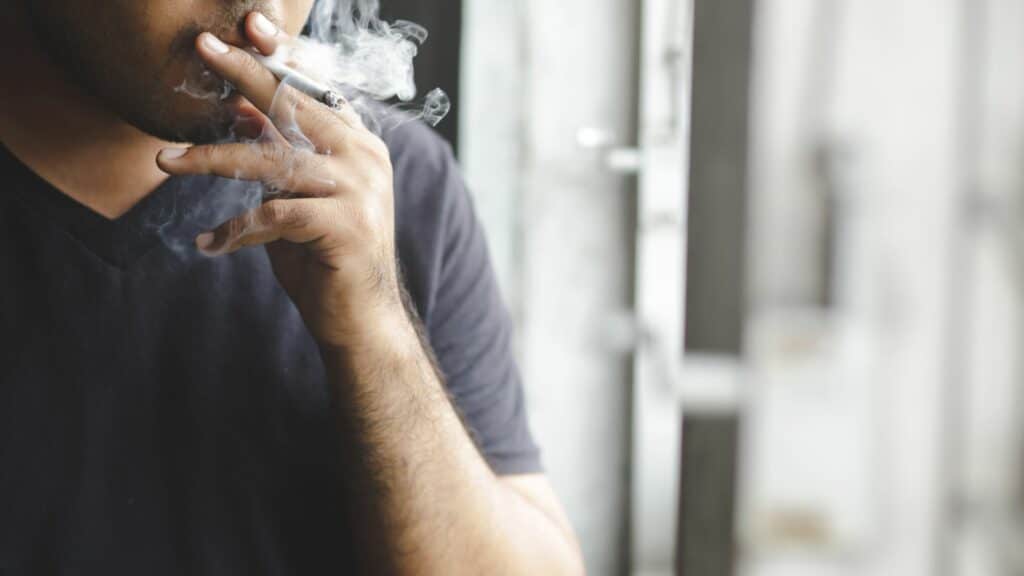 Imagem de um homem fumando