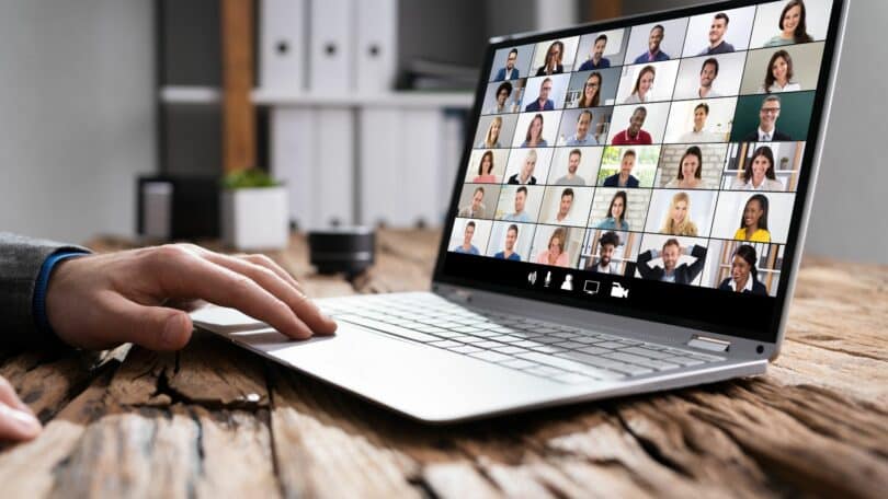 Imagem de uma pessoa na frente de um laptop fazendo reunião online