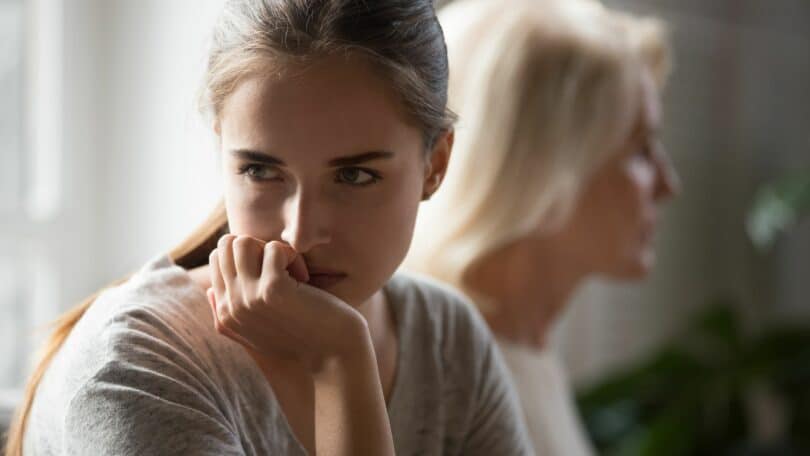 Imagem de uma mulher com expressão de teimosia, ignorando a outra que está do seu lado
