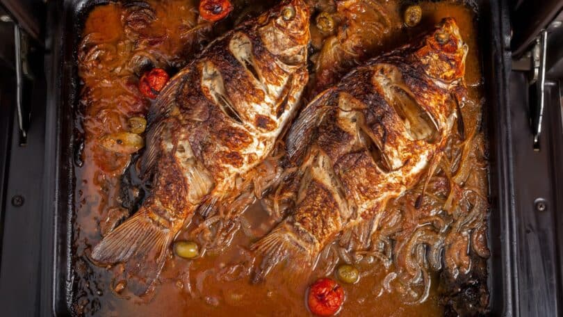 Imagem de um peixe cozido em uma forma