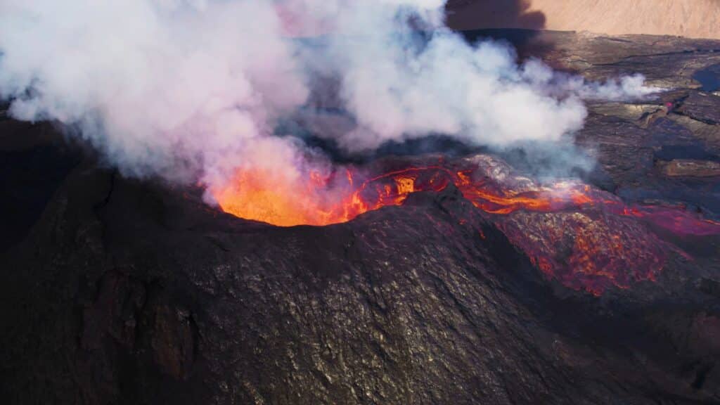 Imagem de um vulcão prestes a entrar em erupção