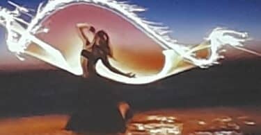 Imagem ilustrativa de uma mulher dançando e sobre ela uma luz parecida com uma onda