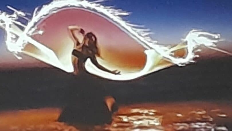 Imagem ilustrativa de uma mulher dançando e sobre ela uma luz parecida com uma onda