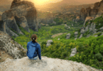 Mulher explorando a natureza em cima de uma montanha