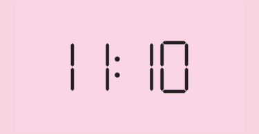 Horas 11h10 em letras digitais sobre um fundo cor de rosa