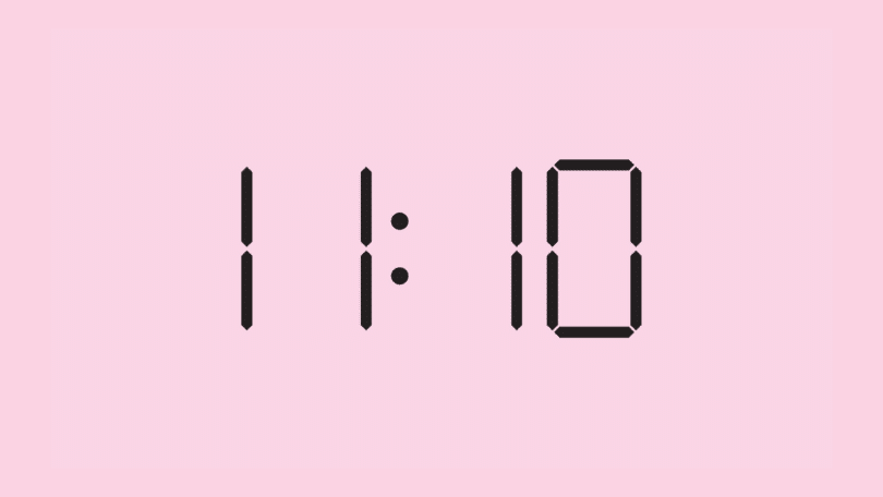 Horas 11h10 em letras digitais sobre um fundo cor de rosa