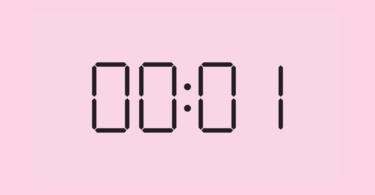 Horário 00h01 escrito em letras de relógio digital sobre um fundo cor de rosa
