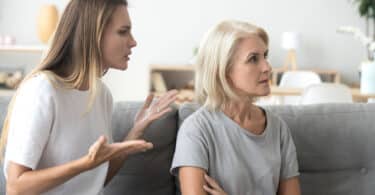 Mãe e filha se desentendendo em uma relação de dependência emocional.