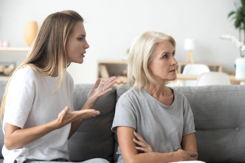 Mãe e filha se desentendendo em uma relação de dependência emocional.