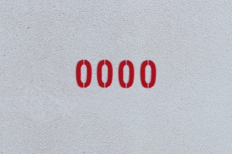 Número 0000 em vermelho sobre parede branca