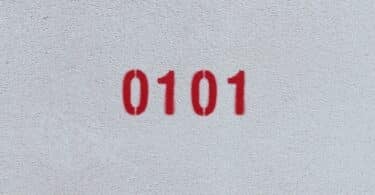 Número 0101 em vermelho sobre parede branca
