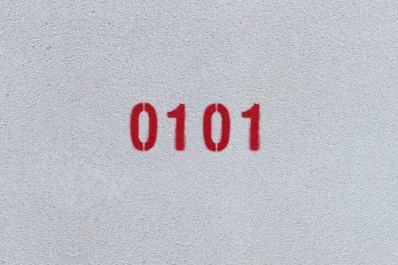 Número 0101 em vermelho sobre parede branca