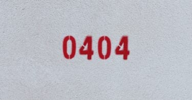Número 0404 em vermelho numa parede branca