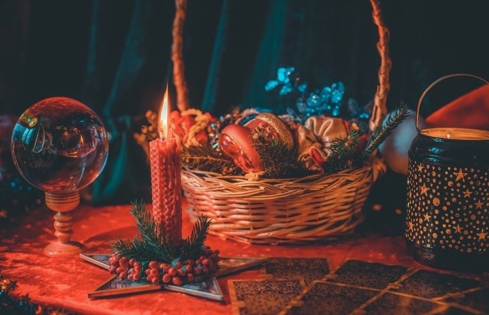 Mesa com as velas, cesta e tradições do Yule