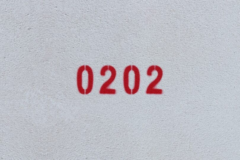 Número 0202 estampado em vermelho numa parede branca