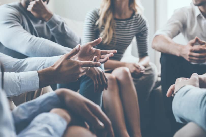 Várias pessoas conversando em uma roda