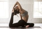 Mulher realizando o Raja Yoga em ambiente interno