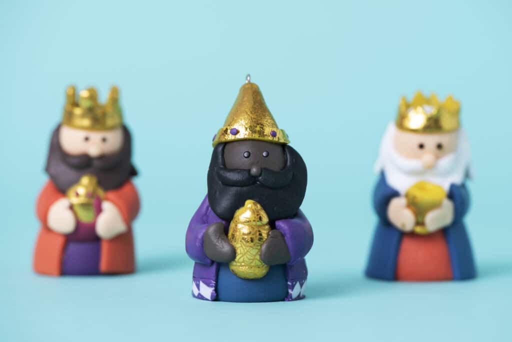 Três Reis Magos feitos de biscuit 