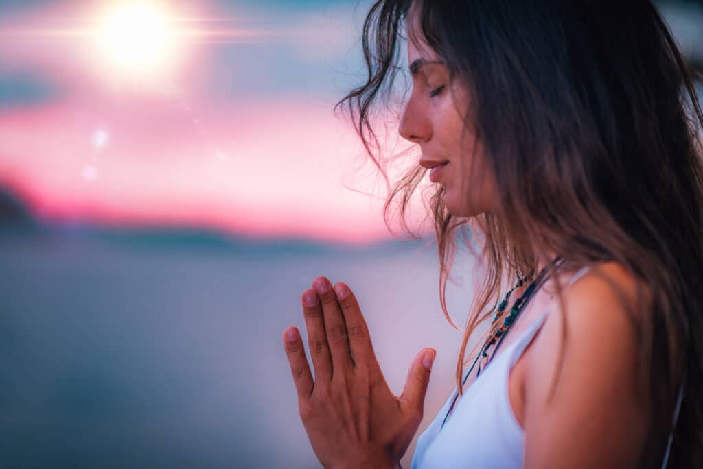 Mulher meditando ao ar livre