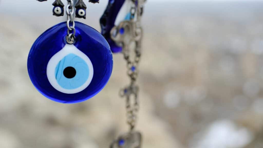 Imagem de uma amuleto de olho turco azul