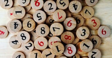 Imagem de diversos números em pequenos circulos de madeira