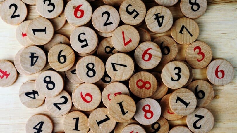 Imagem de diversos números em pequenos circulos de madeira