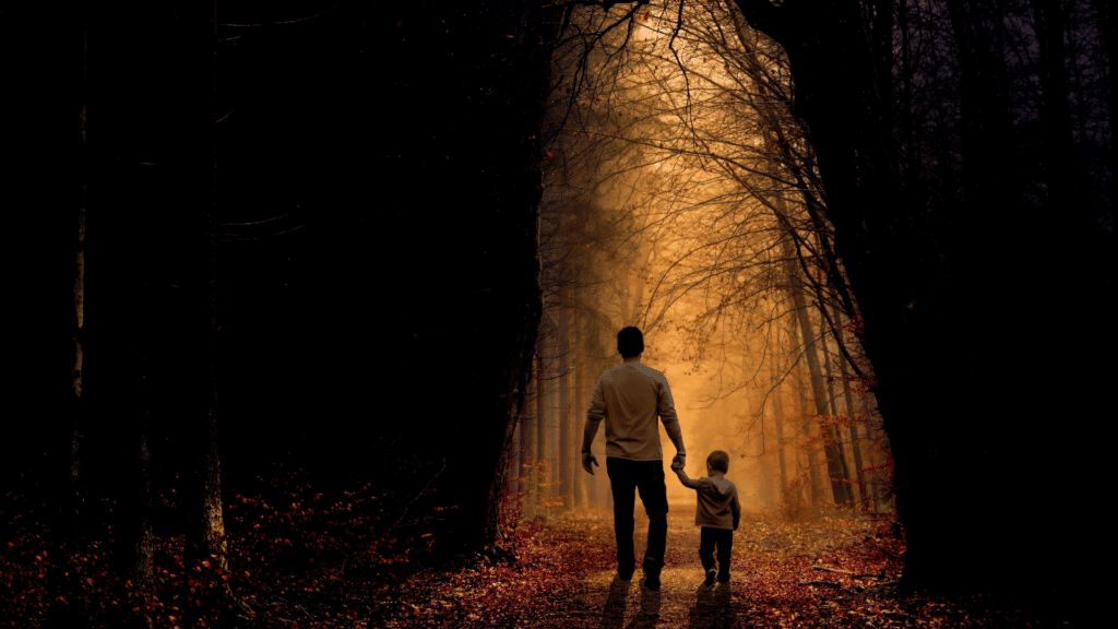 Pai e filho andando em um bosque