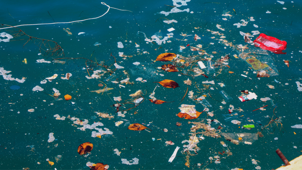 Água do mar suja com plástico e lixo