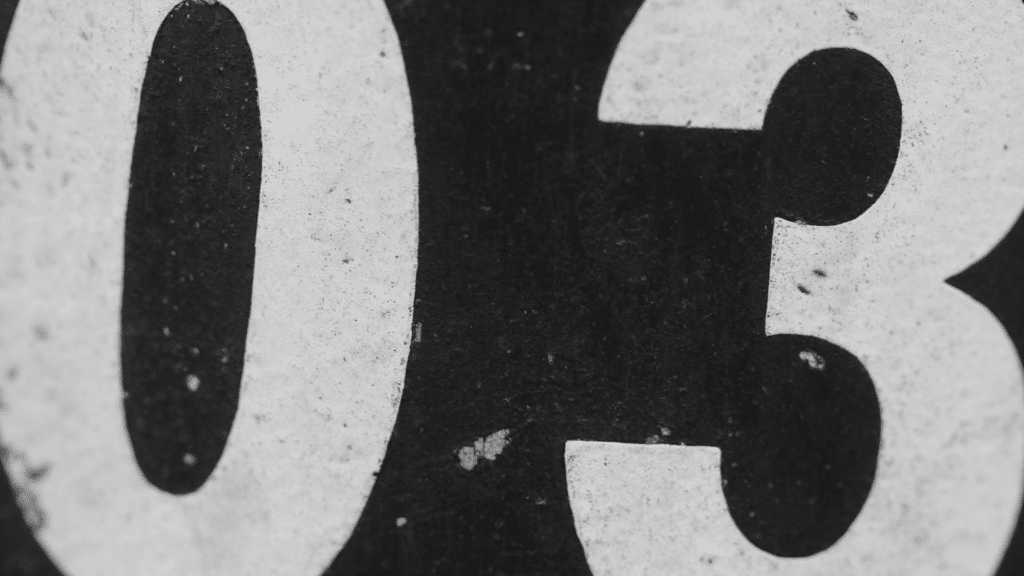 Números 03 em branco no fundo preto