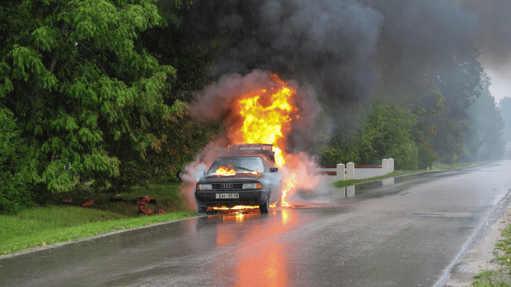 Carro pegando fogo na rua