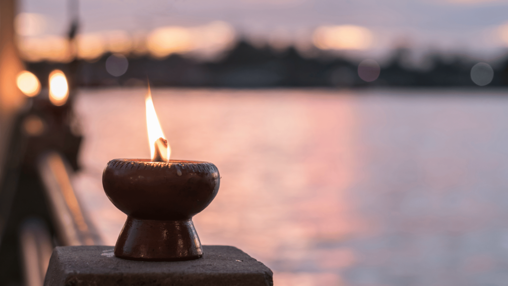 Vaso de cerâmica com fogo para meditação.