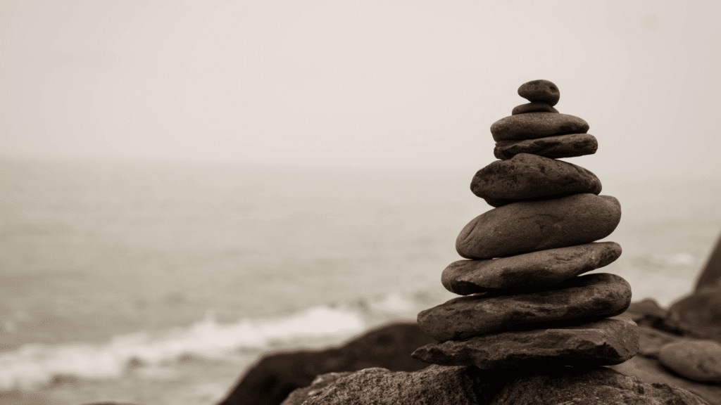 Pedras empilhadas em frente ao mar.
