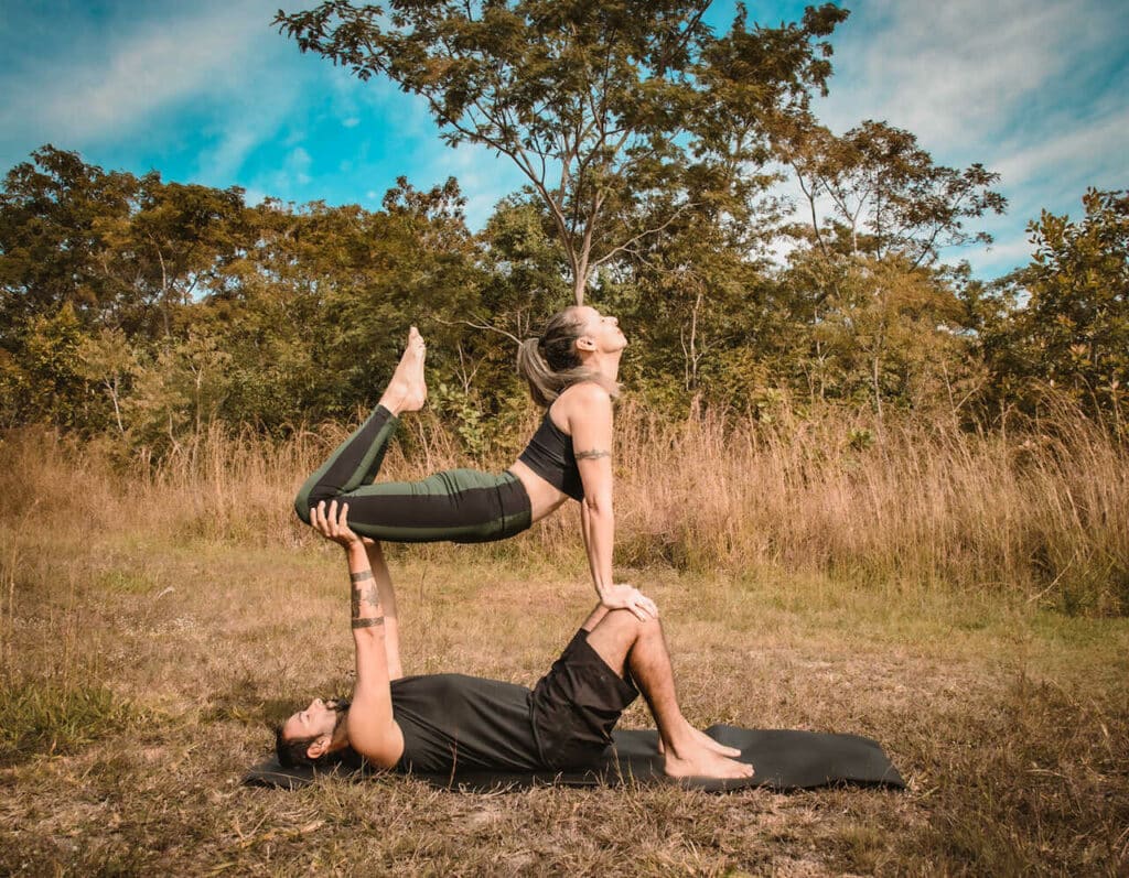 Casal fazendo uma posição de Yoga