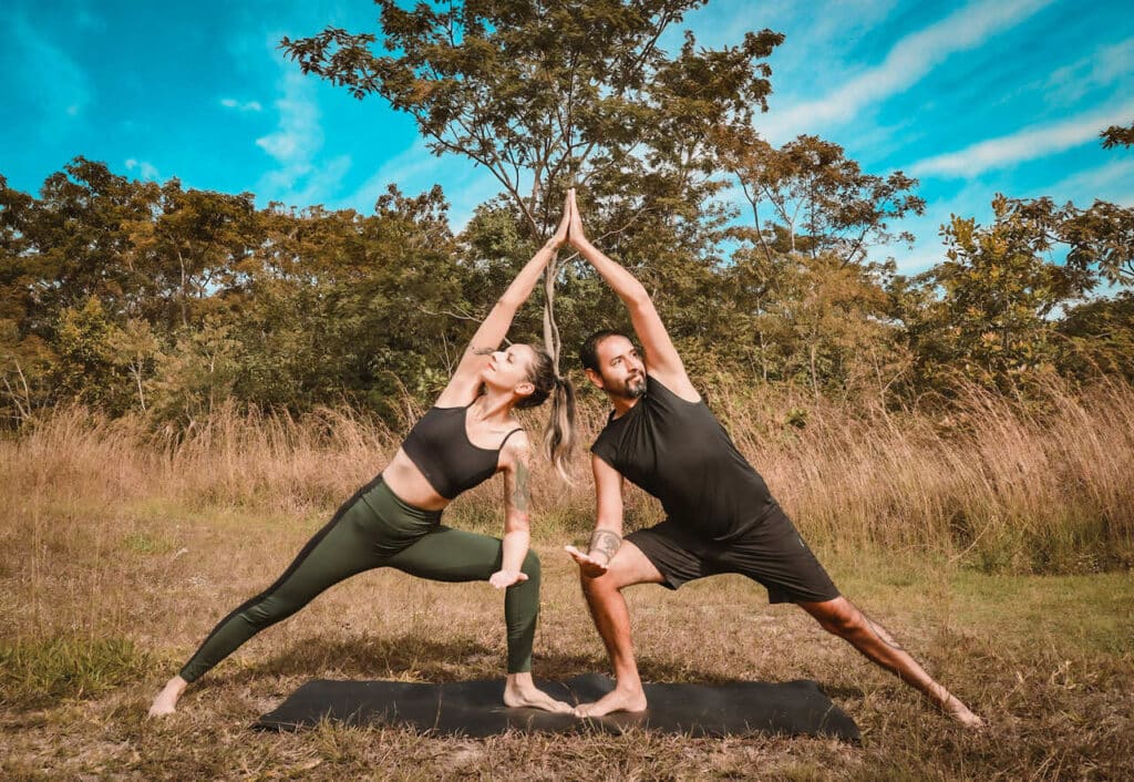 Casal fazendo uma posição de Yoga