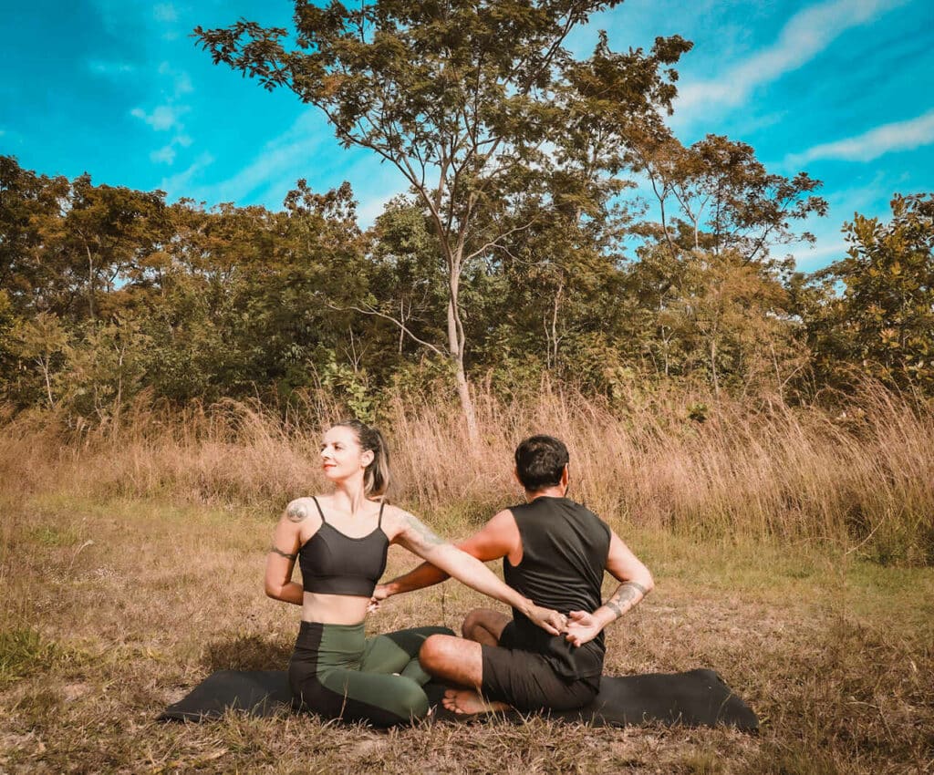 Casal fazendo uma posição de Yoga
