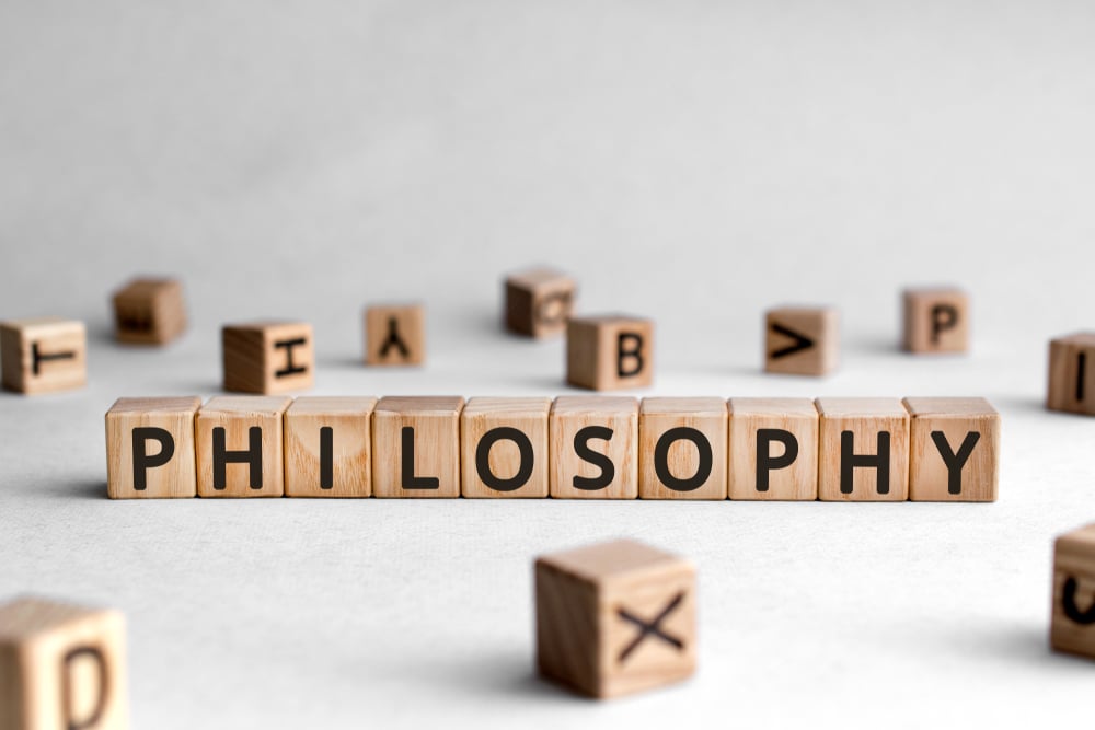 Palavra "philosophy" (filosofia em inglês) escrita com bloquinhos de madeira.