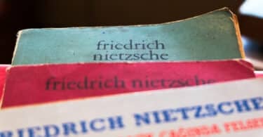 Três livros de Nietzsche com a parte superior em destaque.