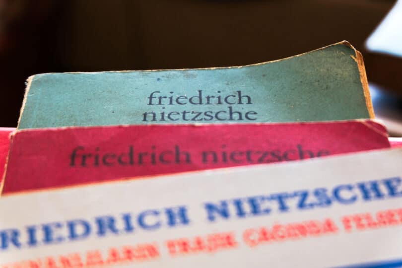 Três livros de Nietzsche com a parte superior em destaque.