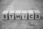 Bloquinhos de madeira formando a palavra "Ethics", "ética" em inglês