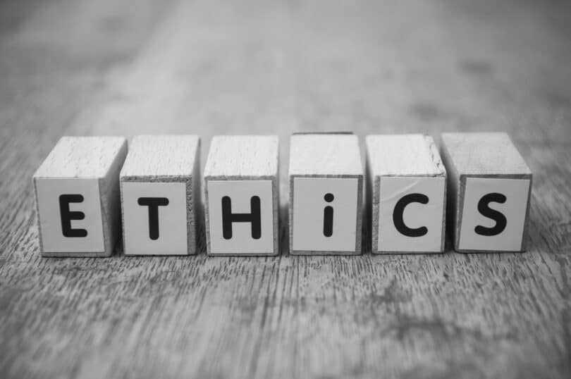 Bloquinhos de madeira formando a palavra "Ethics", "ética" em inglês