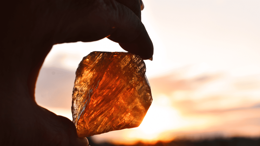 Calcita laranja em frente ao sol.