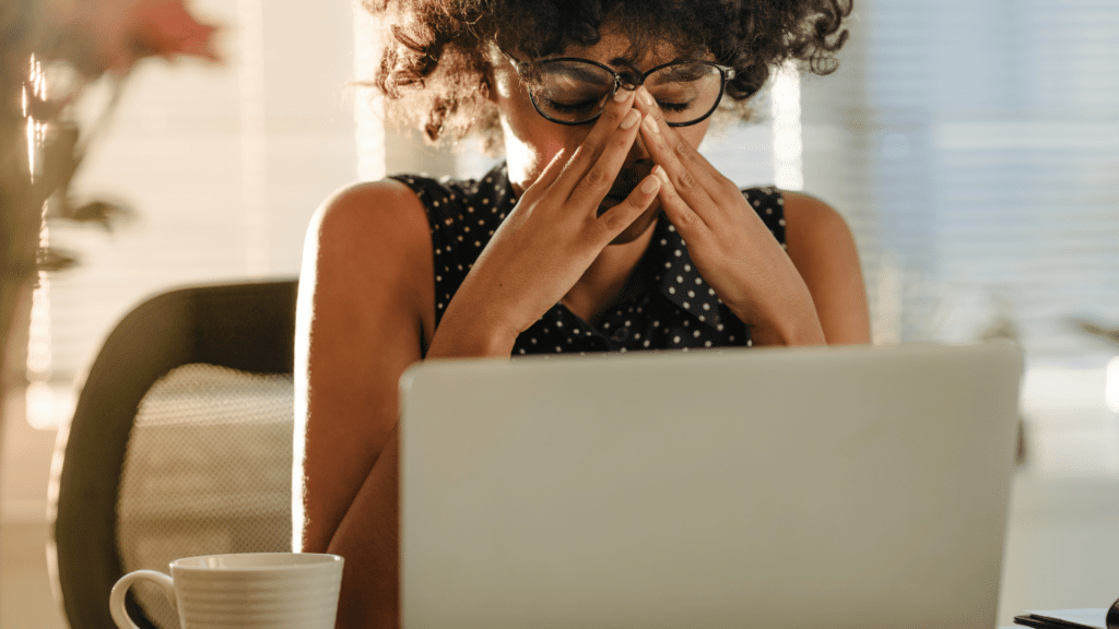 Mulher estressada olhando para o computador.