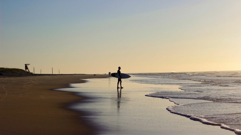 Imagem de um surfista observando as ondas do mar